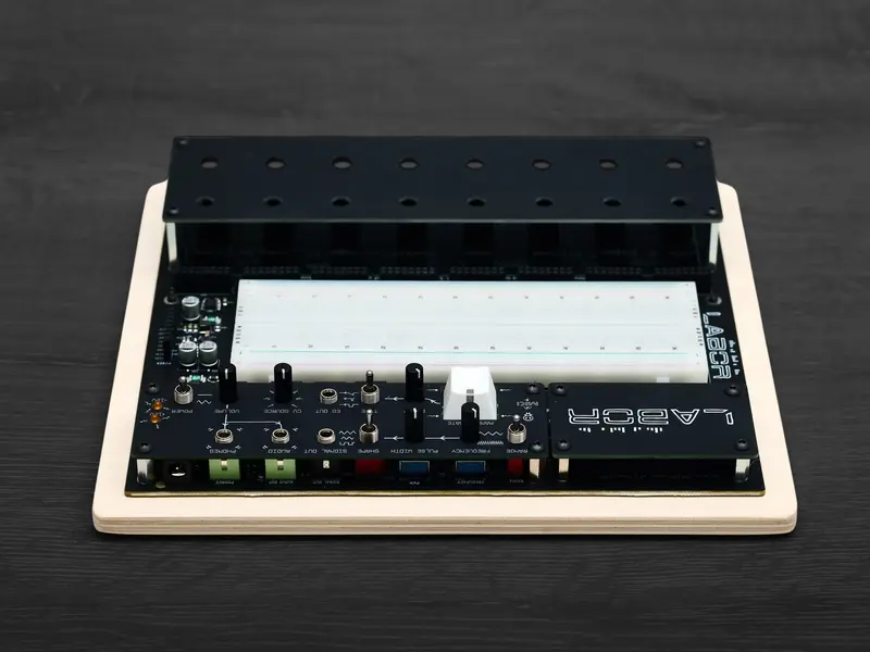 Erica Synths EDU DIY Labor breadboard detail