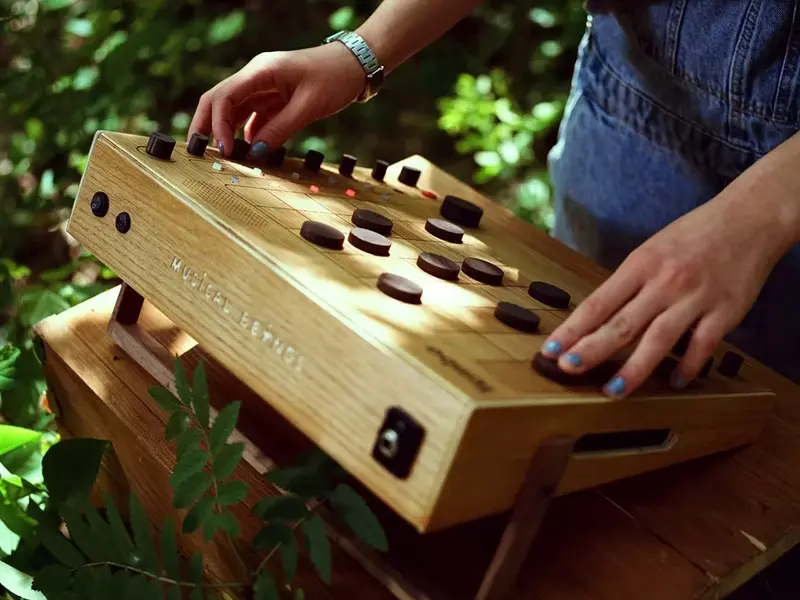 Tembo's speaker, ports, and sampling features