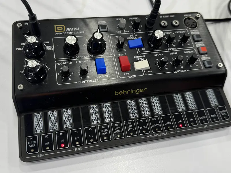 Behringer D Mini analog synthesizer