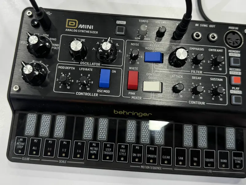 Behringer D Mini controls and keys